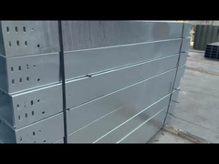 سینی کابلی گالوانیزه در فضای باز با لوله تهویه یا حفره