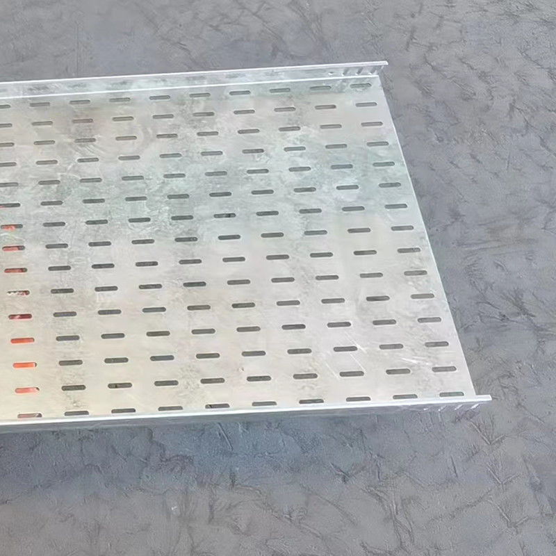 سینی کابلی گالوانیزه در فضای باز با لوله تهویه یا حفره